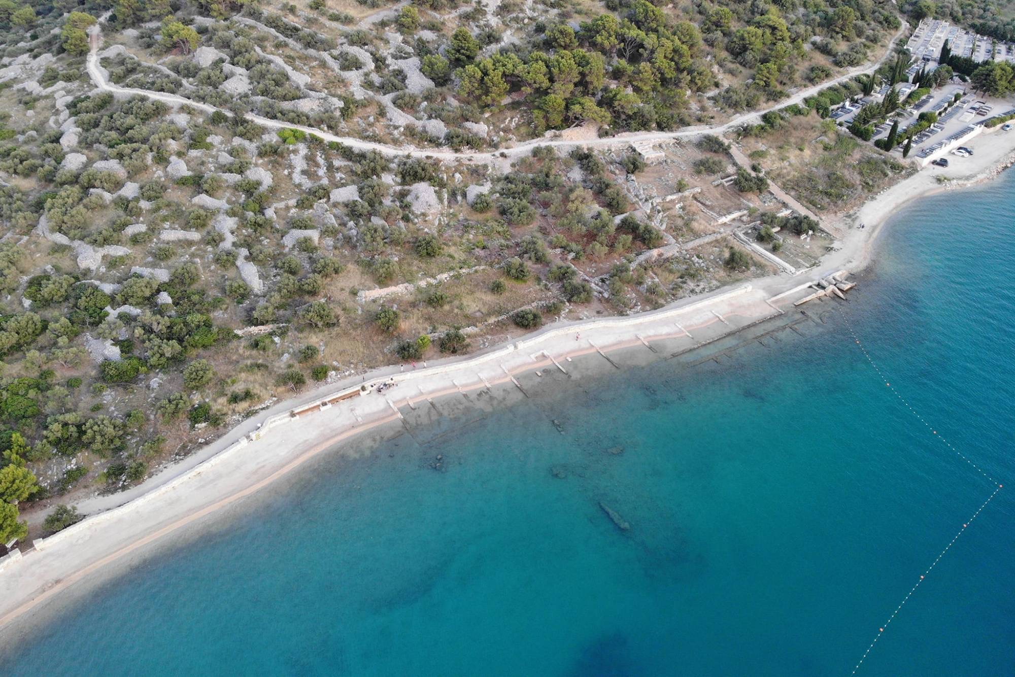 Arheološka plaža i ostaci antičkih zidova iz zraka