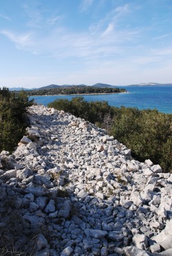 Ostaci suhozidnog bedema na Gradini s pogledom na more