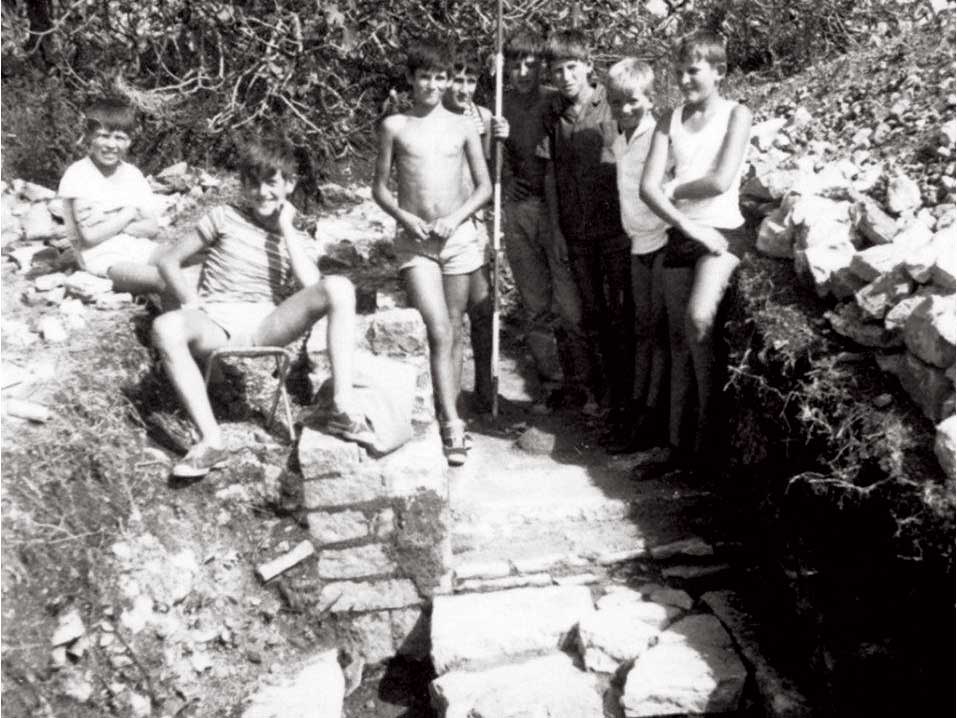 Arhivska fotografija iskopavanja rimske ulice na Gradini