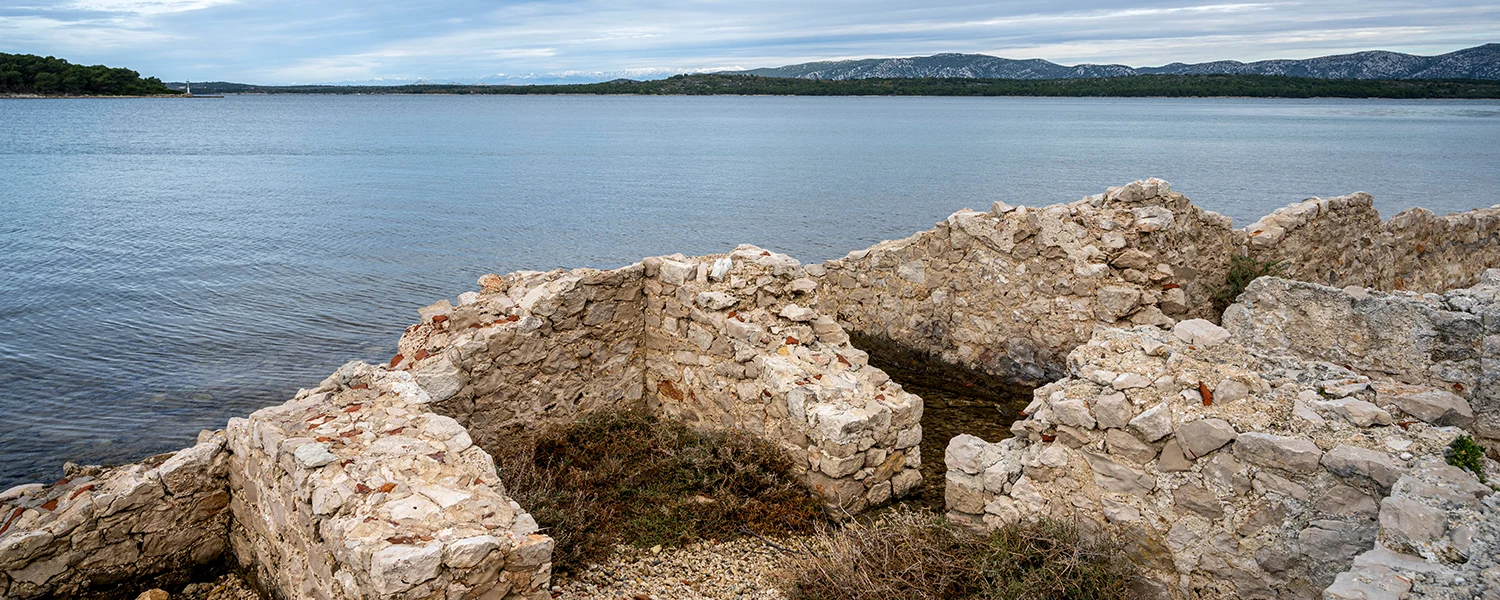 Ostaci antičkih zidina uz more na poluotoku Gradina