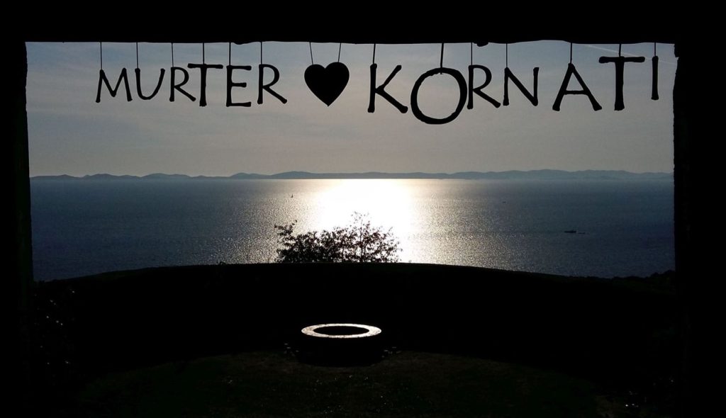 Viseća slova MURTER KORNATI u bitnici na Raduču s pogledom na Kornate